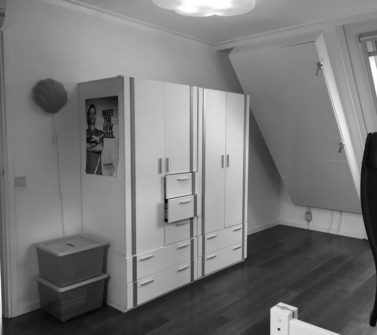 Hoekkastenwand slaapkamer wit met airco inbouw 01